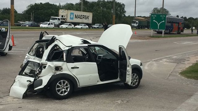 Subrayado's tweet image. Accidente en los accesos entre auto y un ómnibus subrayado.com.uy/Site/noticia/6…