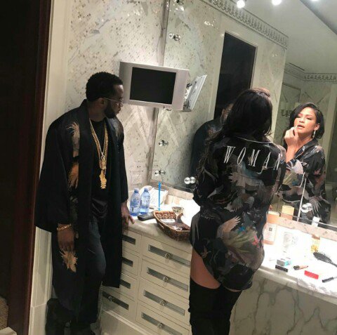 MrinconSiderate's tweet image. When She Said " I'll Be Ready In 15mins " 30mins Ago, So Yu Stand In Tha Bathroom Rushing Her Without Saying A Word