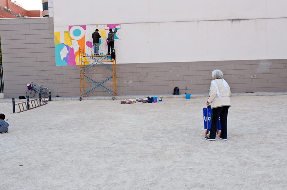 FAP_Patraix's tweet photo. Esta tarde junto a Elías Taño y su equipo seguiremos dando forma al #FAPmural.¡Entre todos hacemos barrio! ¡Todos juntos hacemos Patraix! https://t.co/CCFgHWTJgJ