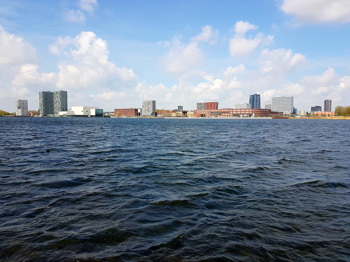 Prachtige wolkenvelden boven Almere vandaag! Hier de skyline vanuit het #Lumierepark. #almere #skyline #MooiAlmere