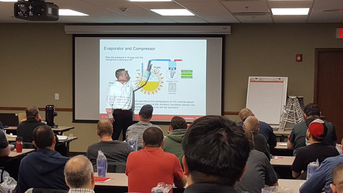 Danfoss_David's tweet image. Jamie doing his magic with a full house in Chicago.
