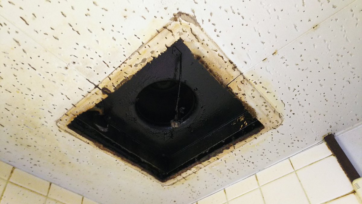 野沢電気 換気扇の取り付けです たまにありますが天井の中に埋め込まれてしまっているタイプなので少々大変です 天井を剥がして 換気扇を取り外し 新たにキレイな天井に張り替えて換気扇を取り付けて完成です 交換する事も考えた工事をしてもらい