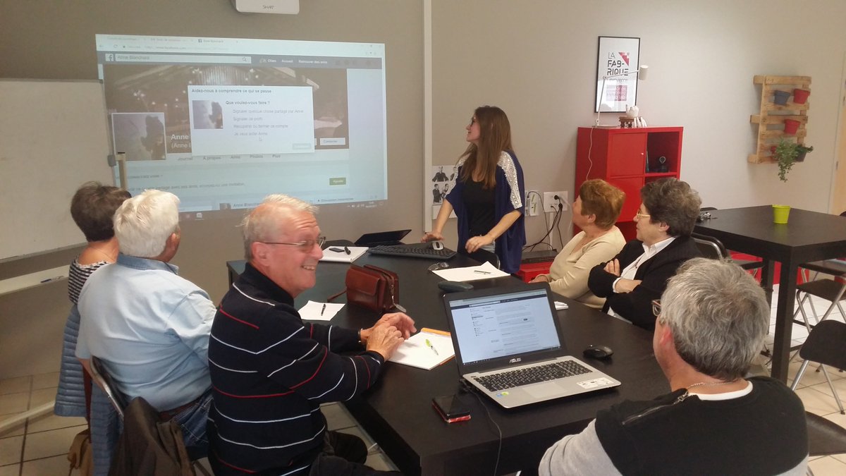 CJdeLisieux's tweet photo. Mardi 4 avril, à La Fabrique a eu lieu notre premier atelier Facebook ! 😀 #facebook #atelier #fabrique #lexovienne #ServiceCivique https://t.co/nB4Yz2b2c9