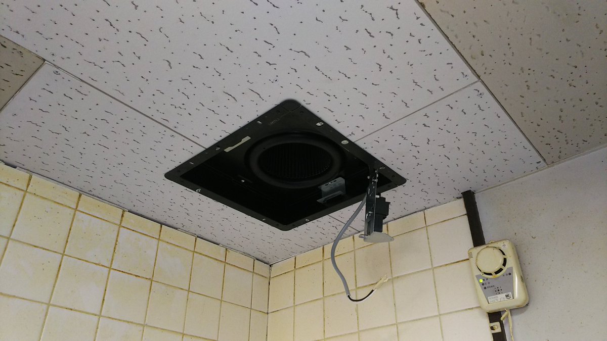 野沢電気 換気扇の取り付けです たまにありますが天井の中に埋め込まれてしまっているタイプなので少々大変です 天井を剥がして 換気扇を取り外し 新たにキレイな天井に張り替えて換気扇を取り付けて完成です 交換する事も考えた工事をしてもらい