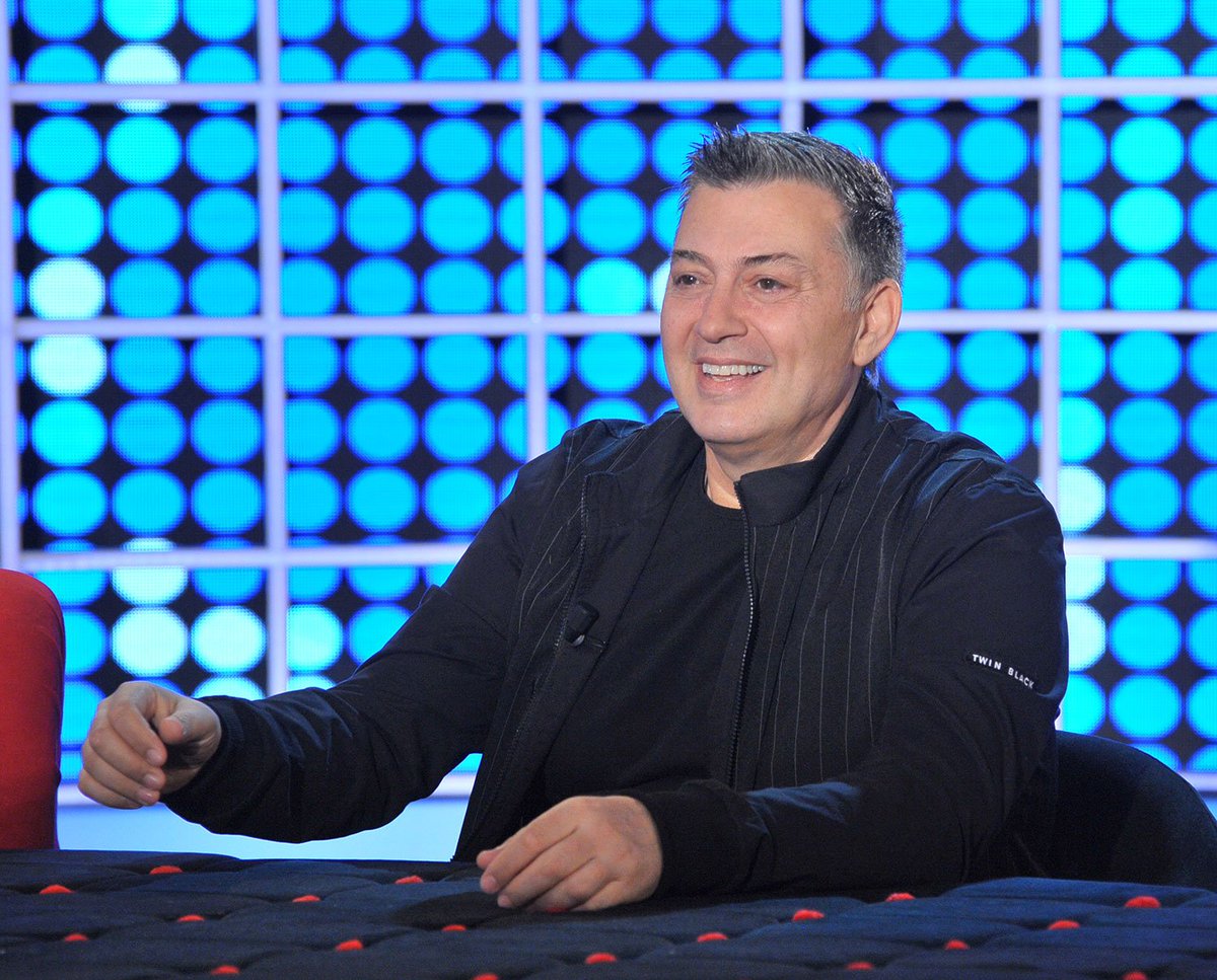 Ο <a href="/nmakropoulos/">Nikos Makropoulos</a> απόψε στο #olaksekolla δηλώνει: "Ζω αλλιώτικα" και κάνει μια αναδρομή στην καριέρα του 📺 <a href="/ANT1TV/">ΑΝΤ1</a> #ola #olatvshow #themos