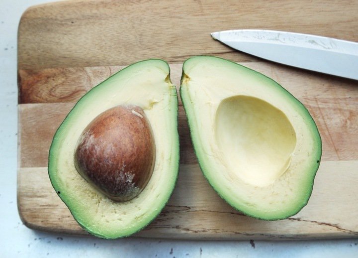 косточка авокадо авокадо. авокадо надрез косточки. авокадо дерево прорастить. авокадо косточка росток. косточка авокадо в разрезе.