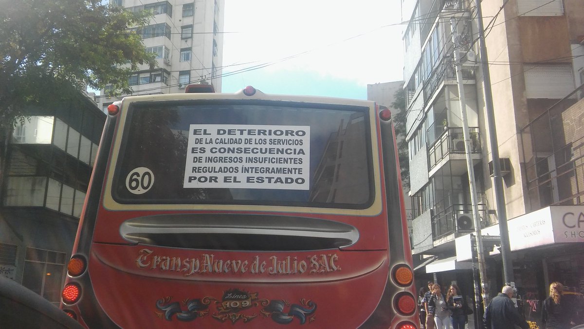 El interno 39 de la Línea 109 circula con este cartel explicando "el deterioro en la calidad de lis servicios"...