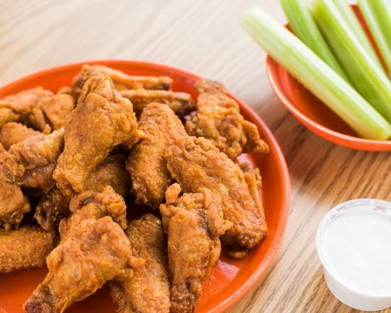 eatathoots's tweet photo. Our Nearly Famous Chicken Wings are what the buzz is all about. How hot are they? It’s your choice. #hoots #chickenwings https://t.co/CsRhLDiQJx
