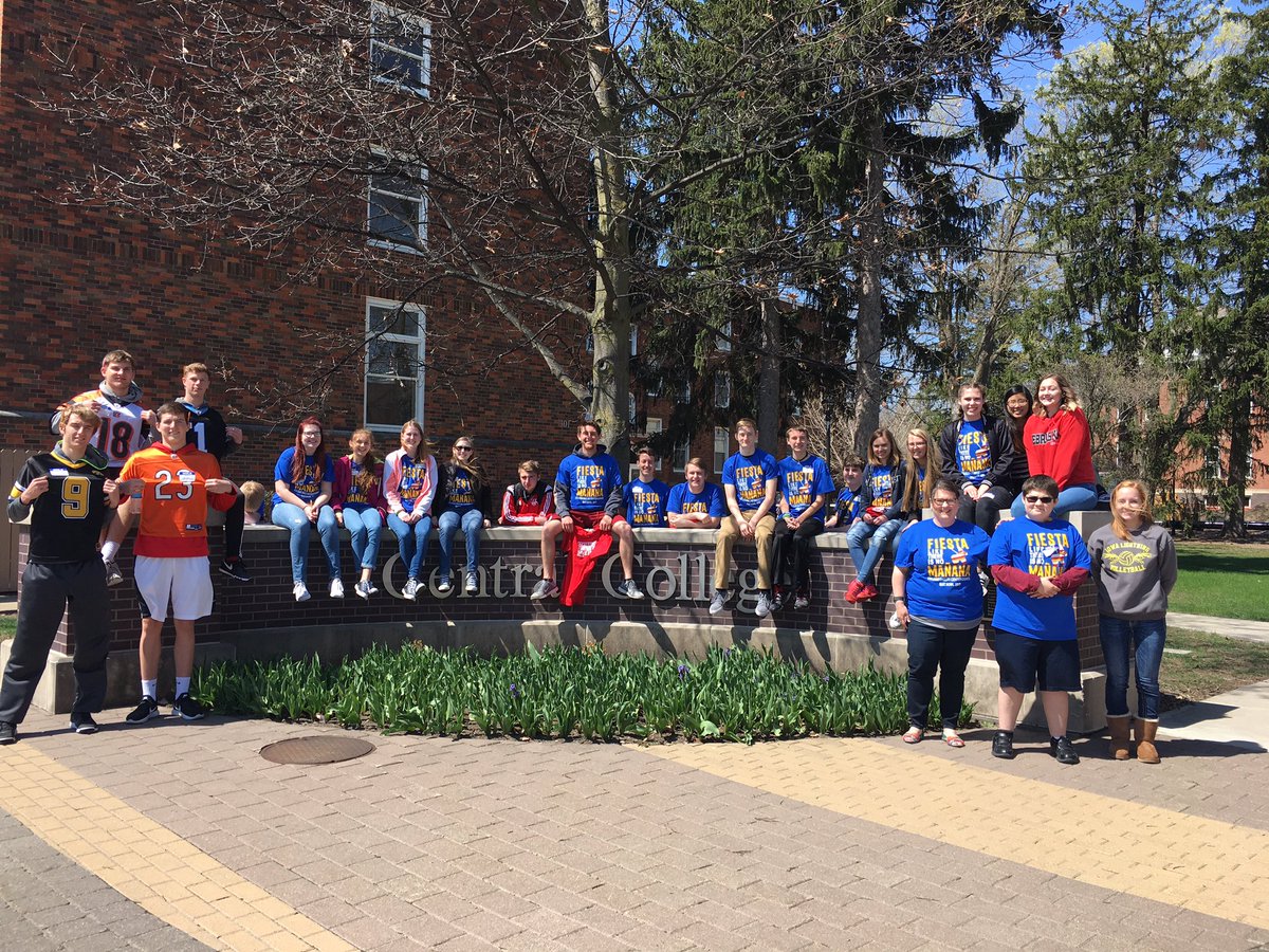 dcg_worldlang's tweet photo. Un día muy divertido a Spanish Quiz Bowl @DCGHS @CentralCollege #dcgexcellence @AATSPIA https://t.co/iE9C6OKZKW