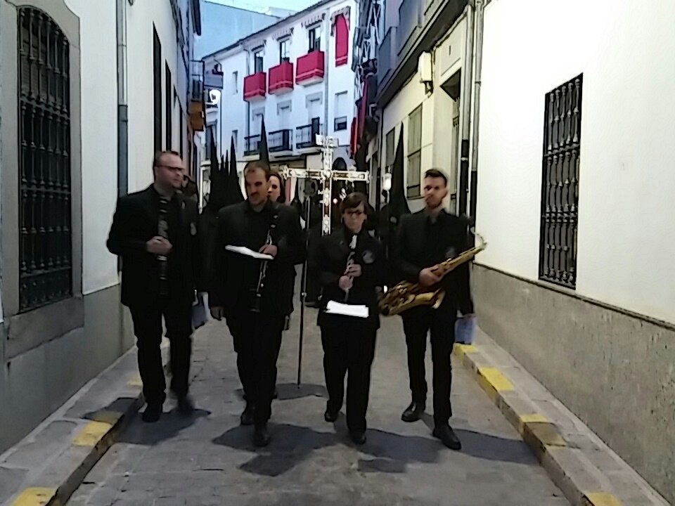 Cruz de guia en Leon Herrero con la última luz de la tarde. Un gozo. #Pozoblanco <a href="/CruzDeGuiaPozo/">Cruz de Guía</a> <a href="/semanasantapozo/">Semana S. Pozoblanco</a> <a href="/ElQuincenal/">El Quincenal de Los Pedroches</a>