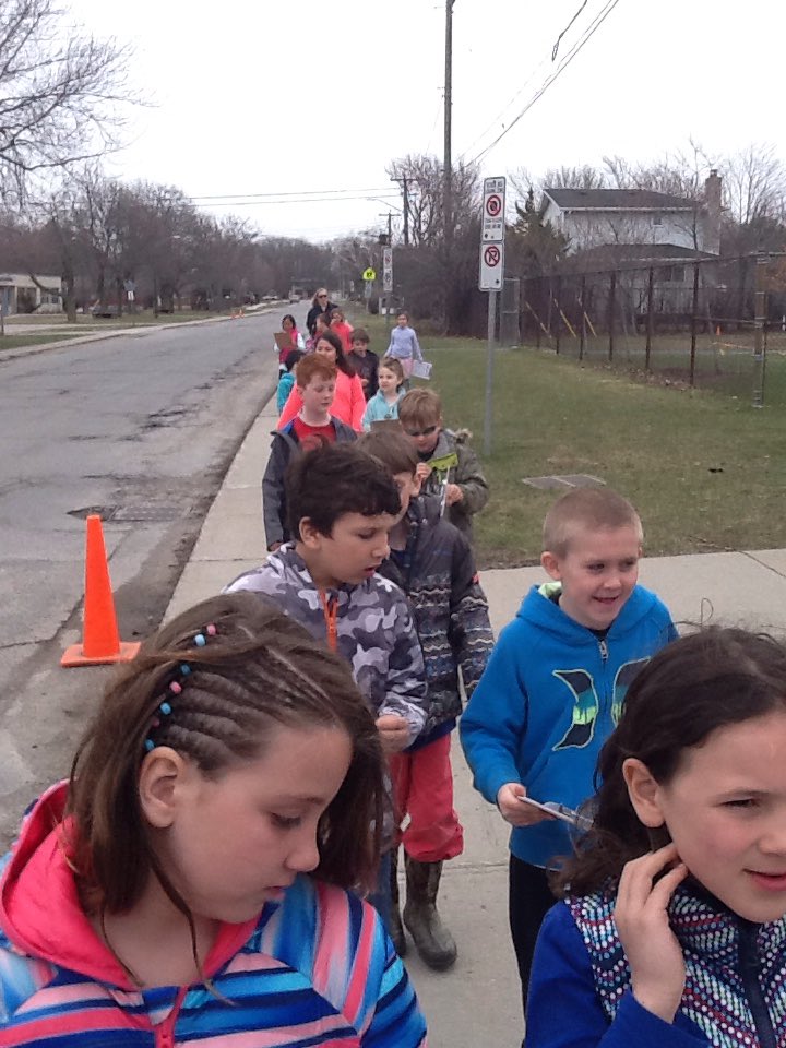 alcdsb_paul's tweet photo. Nature walks in French class today #grades123 #printemps #oiseaux #fleurs #feuilles #alcdsbfsl https://t.co/hSfJYOik3W