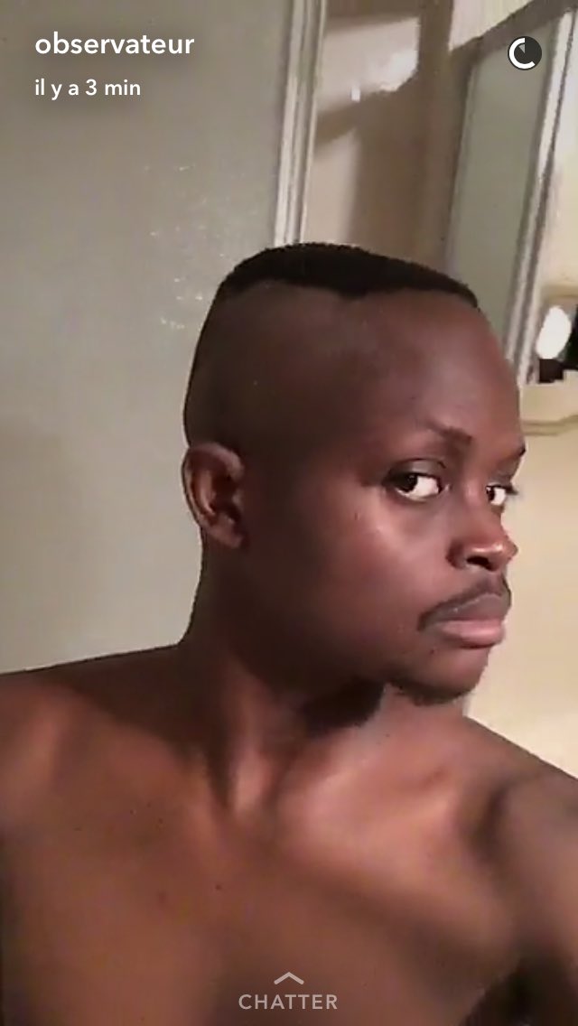 Ezlta's tweet photo. Mais lui c'est mieux qu'il fasse crâne chauve parce qu'il va de  de pire en mal https://t.co/b79Dp7fqSF