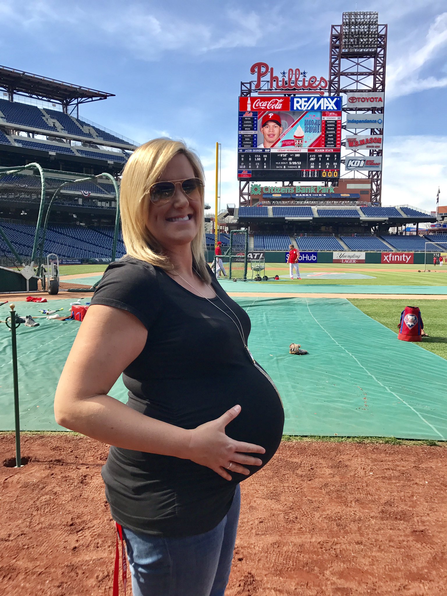 jamie-apody-on-twitter-lady-at-phillies-front-desk-asked-if-i-was-5-months-pregnant-best-compliment-i-ve-heard-in-months-black-must-really-be-slimming-36weeks-https-t-co-bdtxmt603g-twitter