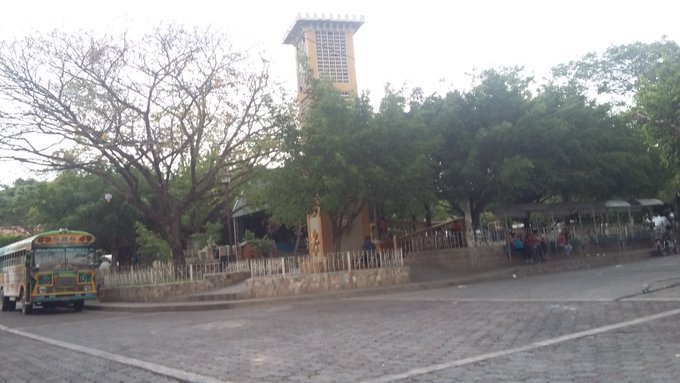 alertux's tweet photo. #ClimaSV 
Cielo nublado en parque central de Tejutla, Chalatenango.

Gracias a @VctorEmilioPino https://t.co/tvO3unFjX0