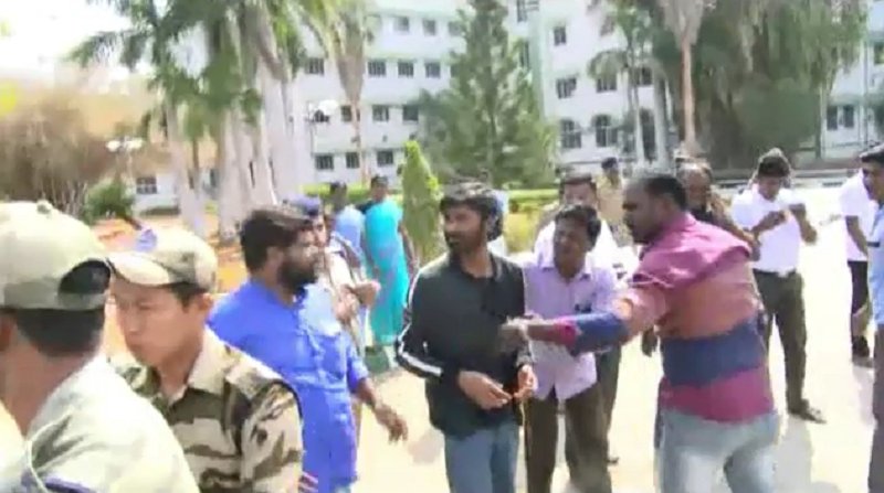 news7tamil's tweet photo. தனுஷ் எழுதியதாக ஒரு கடிதத்தை நீதிமன்றத்தில் சமர்ப்பித்த தம்பதியினர்!
விவரம்: https://t.co/aLHdBeOSjS | #DhanushCase | https://t.co/rP7yliDk7L