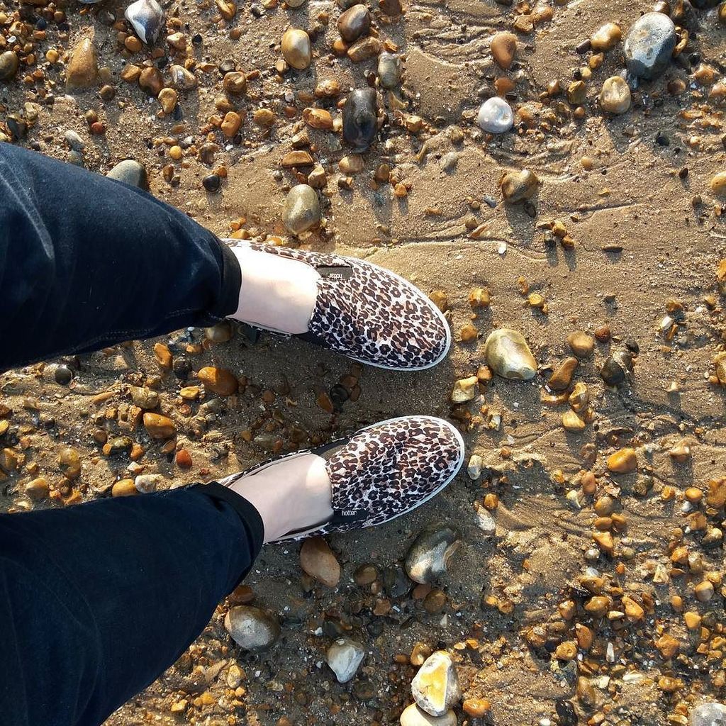 TheDisneyGoths's tweet photo. Beach times with my @hottershoes 👌 #hottershoescanterbury #hottershoes #psblogger #plussizefashion #plussizeblogge… https://t.co/O2y3EgtI6N https://t.co/litIWbg728