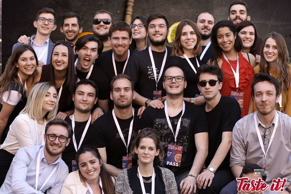 mktrsclub's tweet photo. Le istantanee di Matteo Valentino sono state il tocco magico del #MakeIT17! Ora le potete trovare anche online!
👉🏻https://t.co/gI0CO65jIp https://t.co/0rXRTrt31N