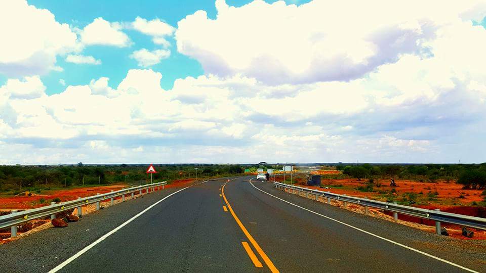 #WhyILoveKenya 
The Voi Taveta road is super. Well done Waziri  @JamesMacharia_ <a href="/KeNHAKenya/">Kenya National Highways Authority (KeNHA)</a>  @MagicalKenya . Big boost for Tourism &amp; Trade