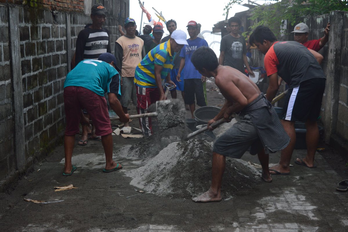 RanggaFahrian's tweet photo. Smgt gotong-royong pemasangan pavingblock jalan menuju pantai Ds. BatulayarBarat Lombar @ccdpifad @susipudjiastuti https://t.co/pnzGd0AkhO