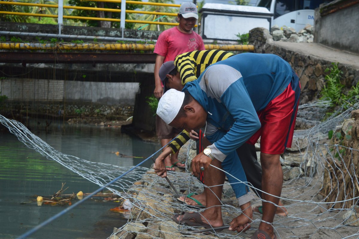 RanggaFahrian's tweet photo. Semangat klp Infrastruktur dlm pemasangan kawat batu bronjong Ds. BatulayarBarat Lombar @ccdpifad @susipudjiastuti https://t.co/MmdFjvPAAC