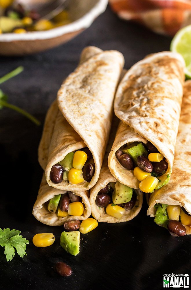 CookWithManali's tweet photo. Wholesome Hummus Roti Rolls made in 10 minutes with rotis from @rotimatic ! https://t.co/7aZEAUEPVl #rotimaticlife #rotimatic #vegan #ad https://t.co/n1IdSm4gLj