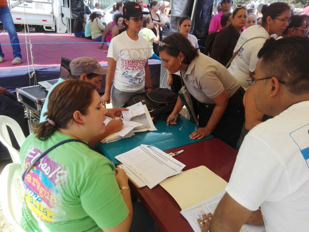 JS19JManagua's tweet photo. #AMORANICARAGUA Promotoria Solidaria entrega Planes Techos a familias protagonista del Distrito 5 de Managua en #TiemposDeVictorias https://t.co/M5HqAwSvTd