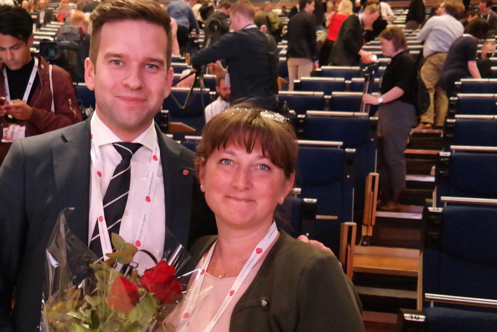 Hedrad för förtroendet att väljas in i partistyrelsen. Gratuleras av Lena Johansson, Västmanlands delegationsledare