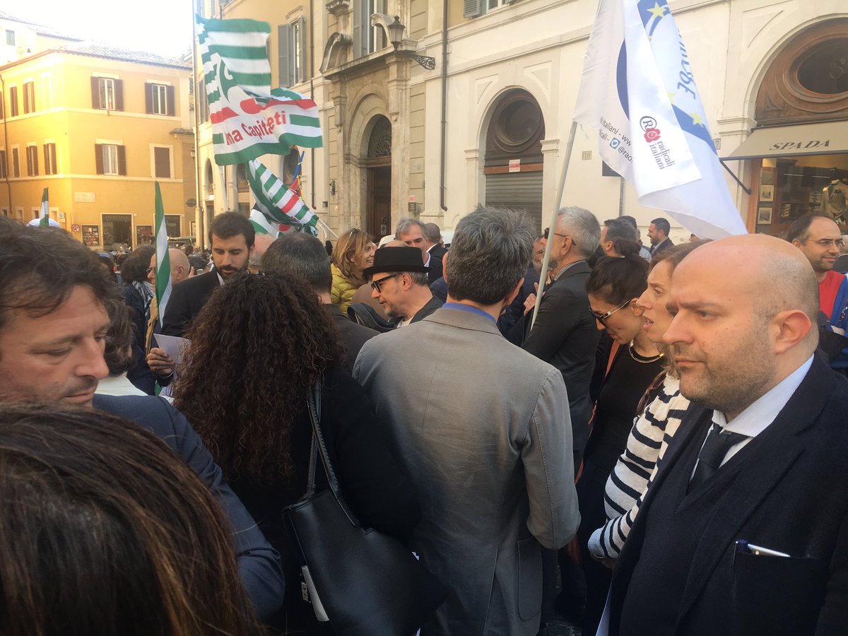 SI_sinistra's tweet photo. In piazza @Montecitorio contro i #DecretiMinniti per i diritti delle persone e per la civiltà dei #diritti 
#razzismo #migranti https://t.co/qOVOs2Dt9C