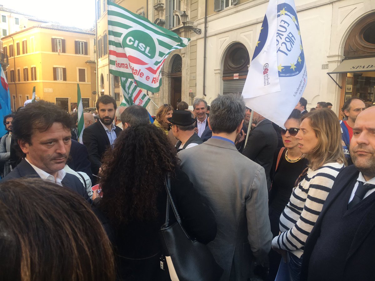 SI_sinistra's tweet photo. In piazza @Montecitorio contro i #DecretiMinniti per i diritti delle persone e per la civiltà dei #diritti 
#razzismo #migranti https://t.co/qOVOs2Dt9C
