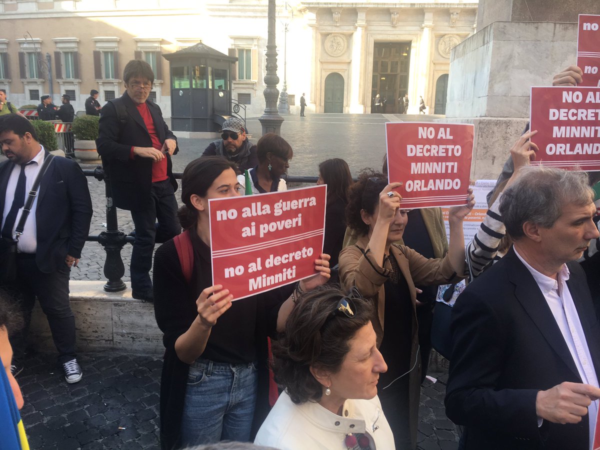 SI_sinistra's tweet photo. In piazza @Montecitorio contro i #DecretiMinniti per i diritti delle persone e per la civiltà dei #diritti 
#razzismo #migranti https://t.co/qOVOs2Dt9C