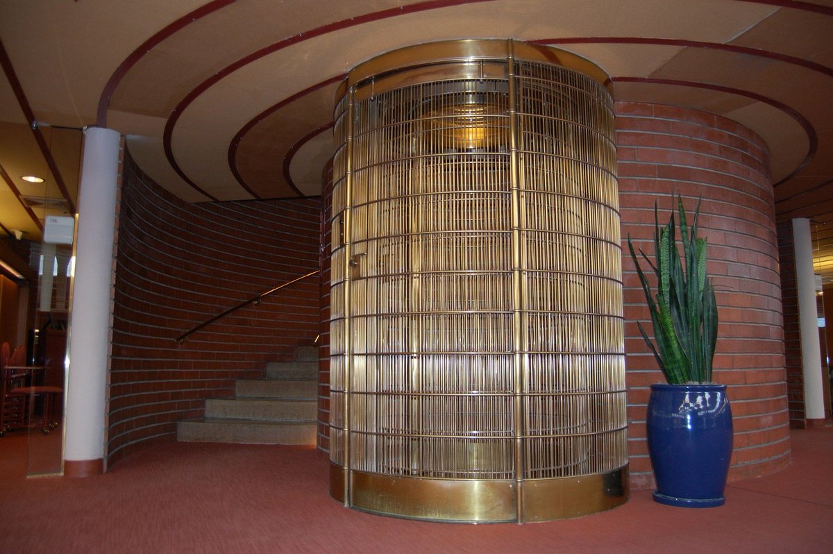 squarefootprint's tweet photo. Working in style: The corporate campus designed by Frank Lloyd Wright https://t.co/obDhYvtWAB #CRE #design #architecture https://t.co/rgYkxnUI4k