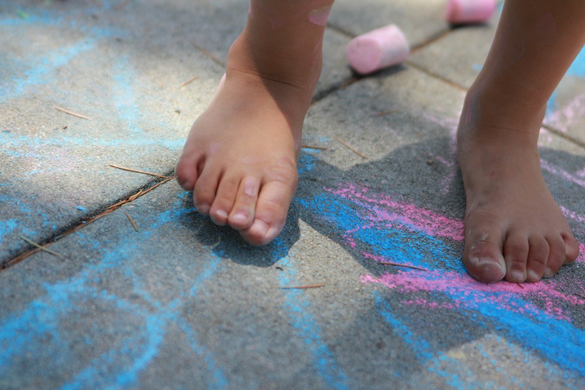 MirrorMoms's tweet photo. Homemade sidewalk chalk paint: 1/3 cup water, 1/3 cup cornstarch, food coloring (much as you want).  Washes out easily! #sendthemoutside https://t.co/vfVh0pbJro