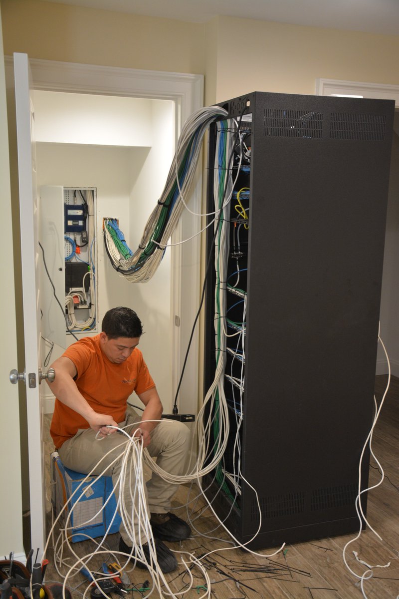 TechlifeSystems's tweet photo. Equipment racks like this one in #HuntingtonBay are a great solution for accessing and organizing your home technology! https://t.co/rl3jocETZg