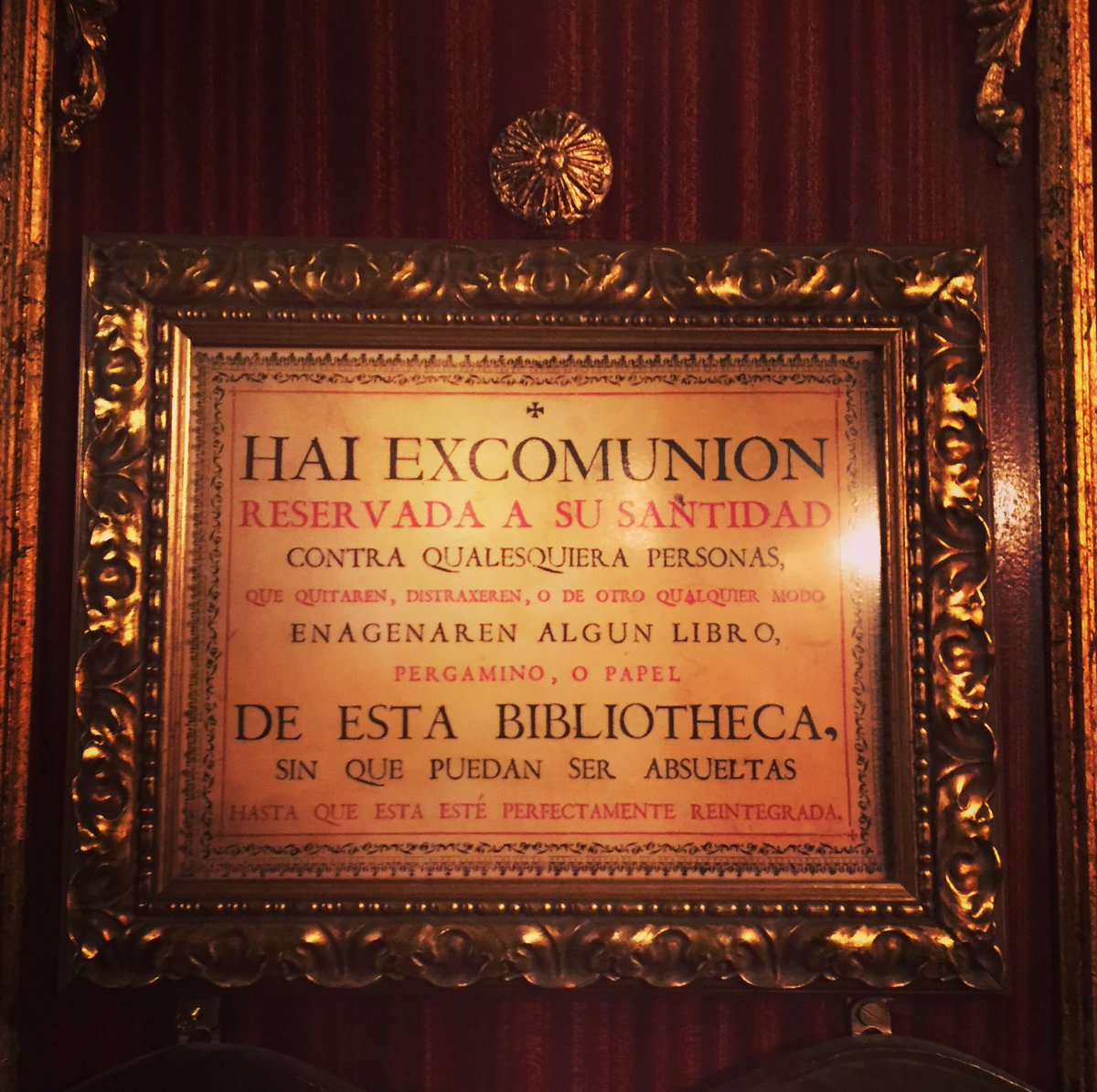 MagoTheJack's tweet photo. Los libros no se tocan! #Madrid #Showtime #BuenMartes https://t.co/21g0uNvgoc