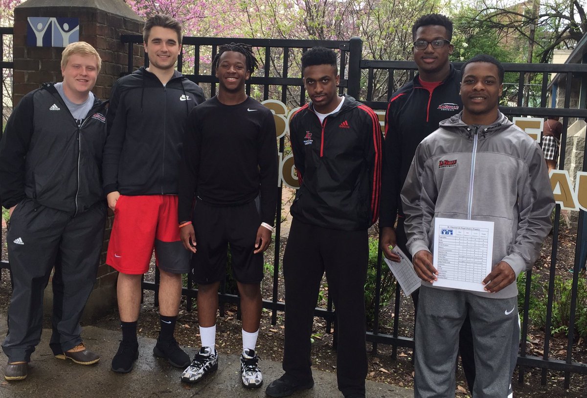 AaronMMarshall6's tweet image. Called to Serve @LaSallePride Partnering @SVDPcincinnati to make a difference. It matters what we do @LS_StudentLife