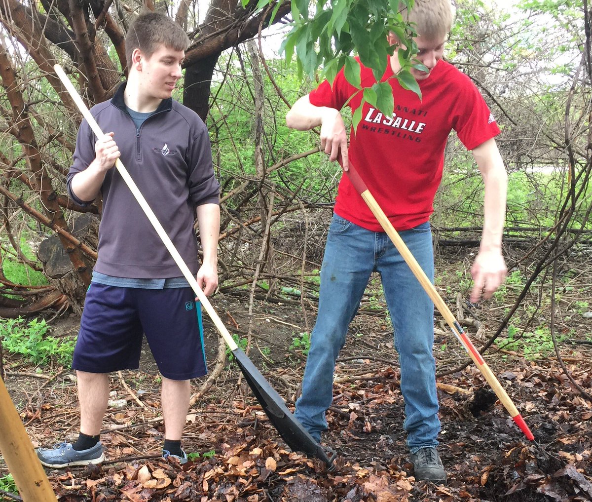 AaronMMarshall6's tweet image. Called to Serve @LaSallePride Partnering @SVDPcincinnati to make a difference. It matters what we do @LS_StudentLife