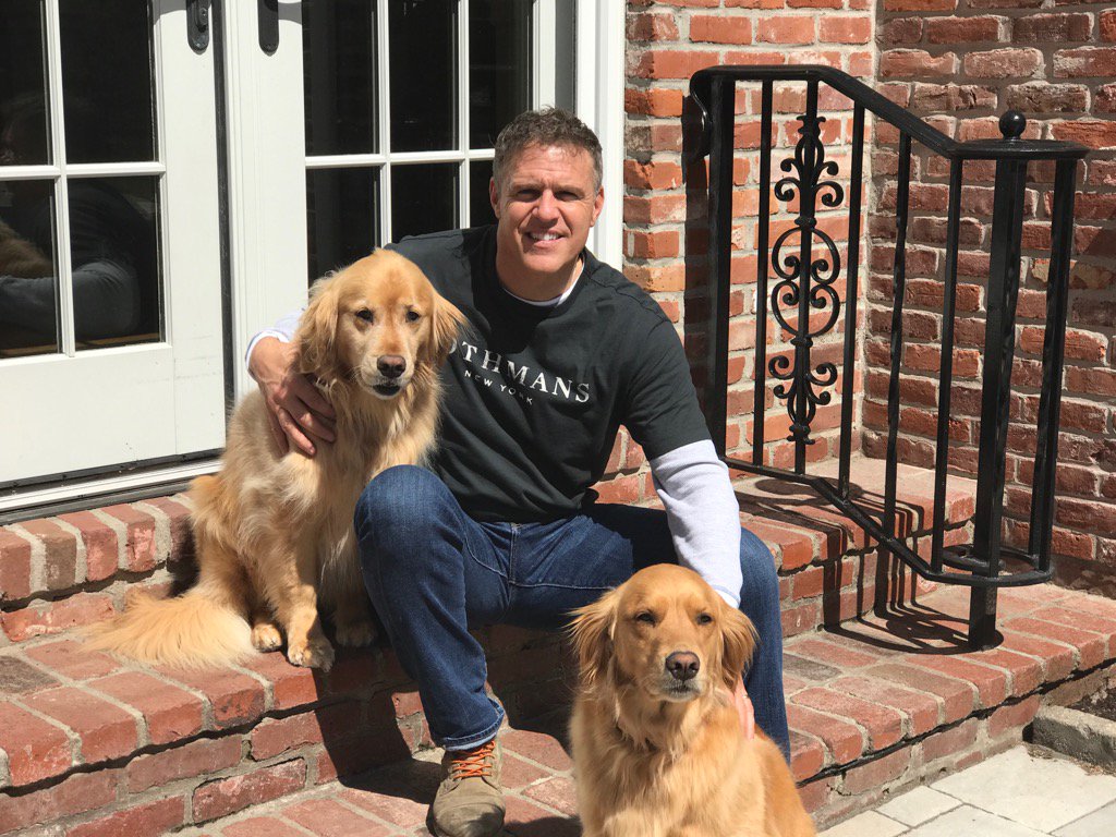 JaycrawfordCLE's tweet photo. With the Golden Girls. #nationalpetday https://t.co/ZoeacYekLw