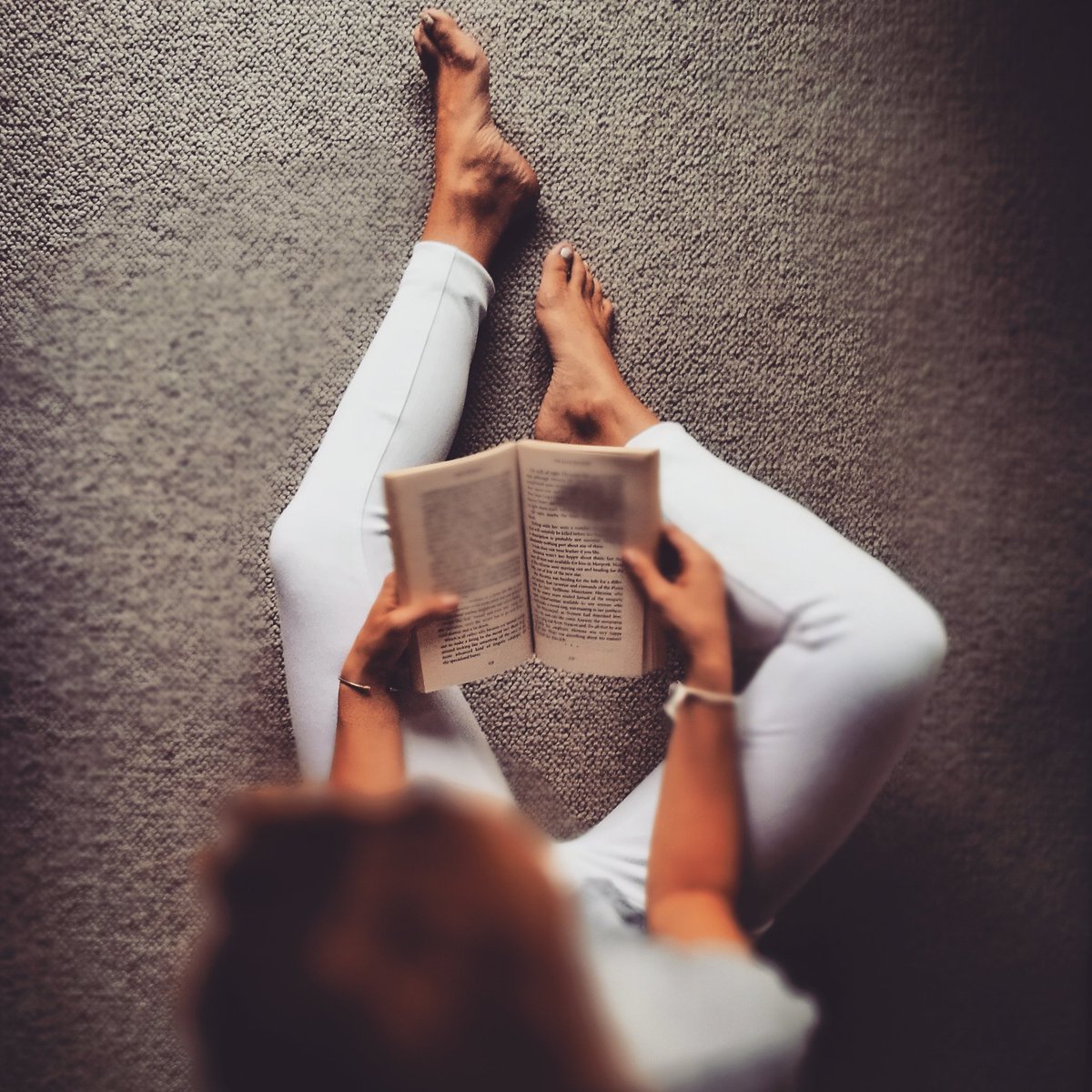 AnjiWoodley's tweet photo. When you're not working,keep your mind busy! Cloudy days with books & semi-lazy in #SpanxSA #ShapeWear π https://t.co/lXqWZRPQv3