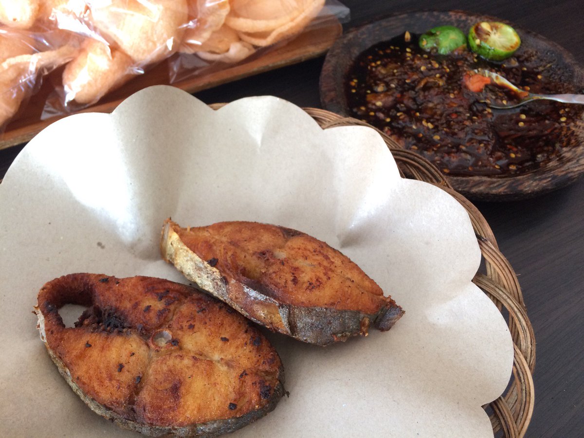 shatjhang's tweet photo. ayam bakar , sambel , dan ikan tenggiri gorengnya juara! (@ warung mak iss in Denpasar, Bali) https://t.co/hHVHR4Bsls https://t.co/Mij3JKBQHH
