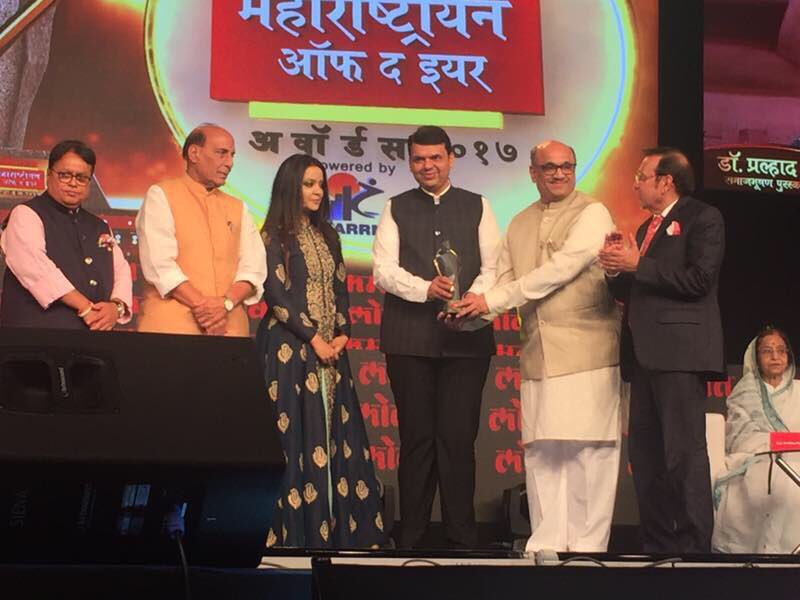 CMOMaharashtra's tweet photo. CM @Dev_Fadnavis &amp; @fadnavis_amruta presents SamajBhushanAward by @MiLOKMAT to Dr PrahladPai of Jeevan Vidya Mission
#MaharashtrianOfTheYear https://t.co/uYERC1EN5u