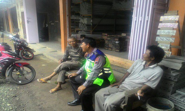 Kedekatan Kanit Binmas Polsek Warungpring dengan Warga Desa Cibuyur polsekwarungpring.com/kedekatan-kani…