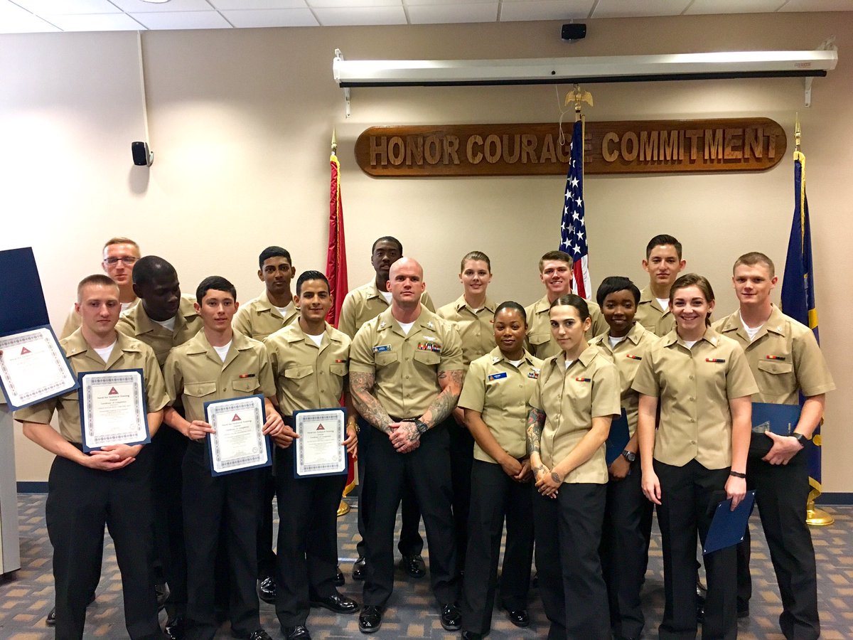 ORTXGAR's tweet image. Thought we were taking a class picture but AM1 was plotting on me the whole time. #AirFrames