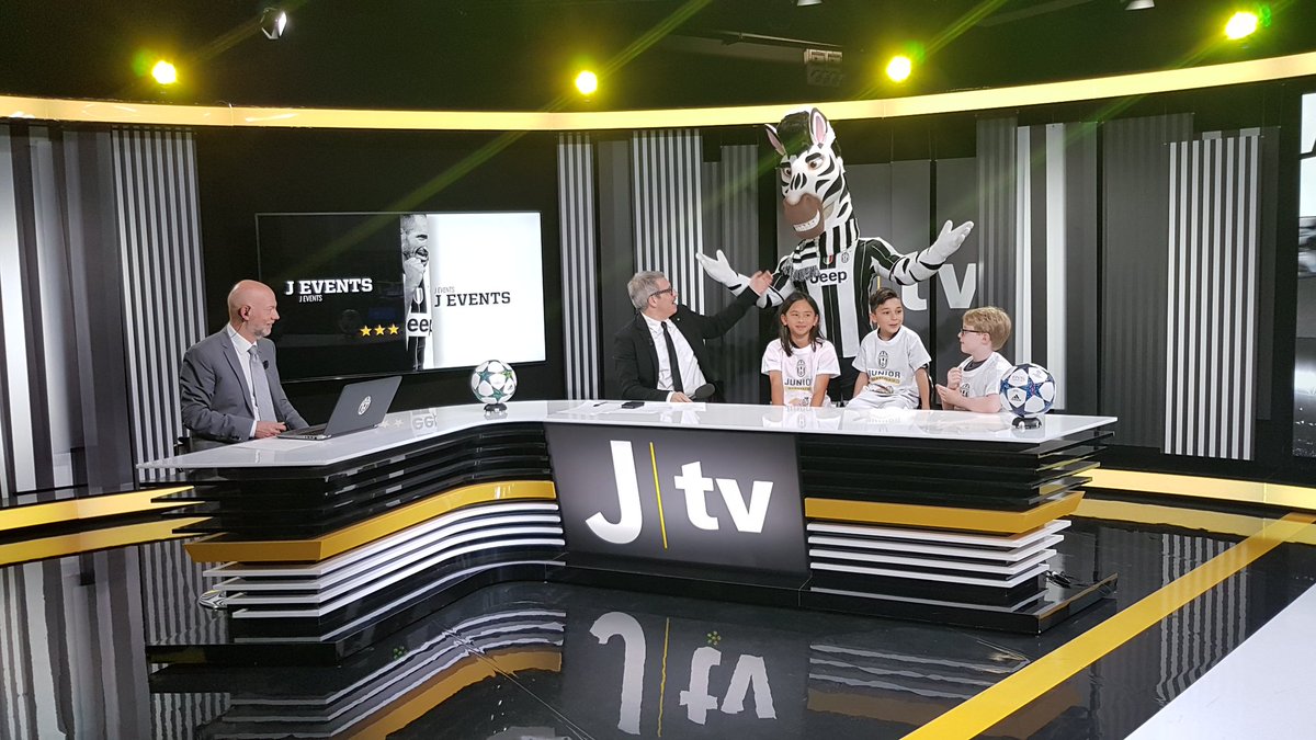 juventusfc's tweet photo. Gioiosa irruzione negli studi di @jtv212 durante #JEvents pre #JuveFCB: #Jay e tre #JuniorMember from 🇺🇸https://t.co/YHuvchoVaM https://t.co/fGVX37ewCF