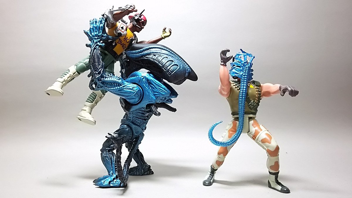 Chuckleberry Twitter પર ケナーゴリラエイリアン Gorilla Alien 1992 頭部が水鉄砲になっているのと背中のレバーで腕を開閉するギミックがある そしてこのゴリラとブル スコーピオンエイリアンに付属する軟質フェイスハガーはいろいろな物をホールドできて本体