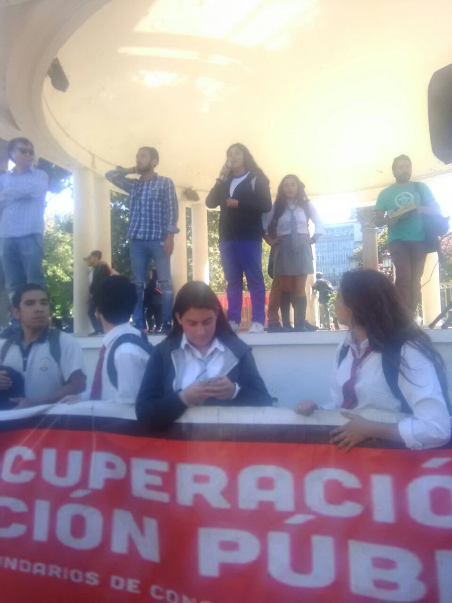 alen_arancibia's tweet photo. Con Katha Urzua de Fed.Secundarios Penco-Tome hemos hablado en Plaza de Concepción para seguir exigiendo desmunicipalizacion #YoMarchoEl11 https://t.co/Ab40AS9Iln