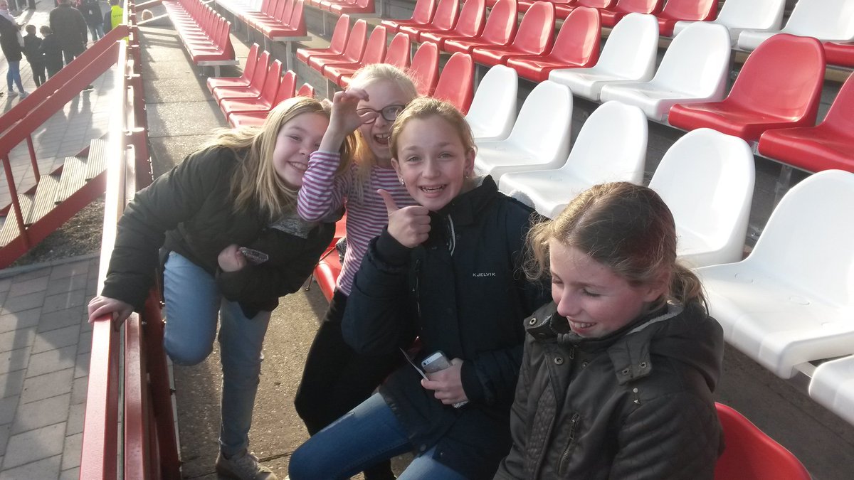 Eloyschool's tweet photo. Onze voetbalmeiden als voorbereiding op de kwartfinale van morgen bij EK -19 vrouwen. Portugal- Slovenië! https://t.co/nZkW7KtMZJ