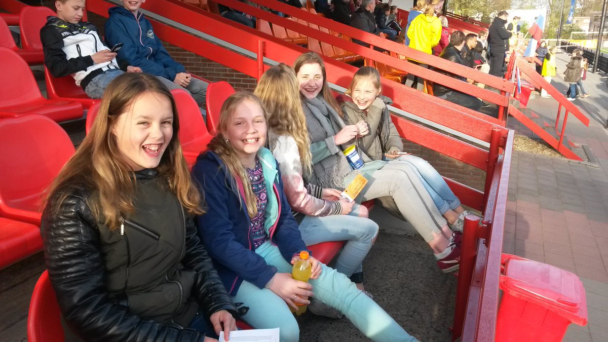 Onze voetbalmeiden als voorbereiding op de kwartfinale van morgen bij EK -19 vrouwen. Portugal- Slovenië!