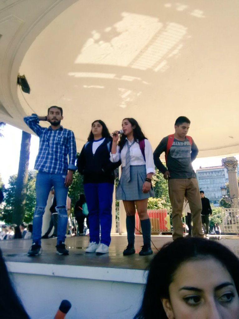FesecConcepcion's tweet photo. Hoy, dirigentas secundarias @alen_arancibia  y Katha Urzúa dando mensaje de lucha por desmunicipalizacion en Conce. https://t.co/7o0ehJKXrk