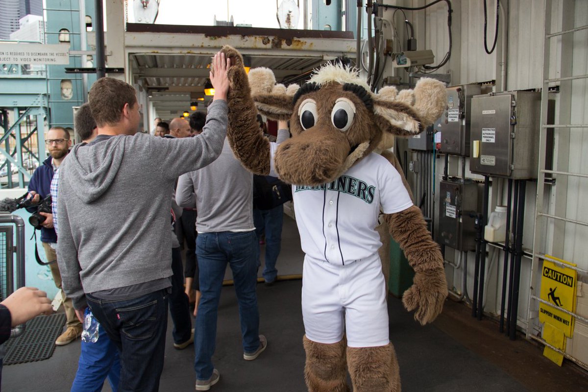 wsferries's tweet photo. Tip for #TravelTuesday: #AvoidLines this evening, buy your return trip ticket 🎟️before walking to the @Mariners game. #TrueToTheBlue ⚾️ https://t.co/b3CI2UE70u