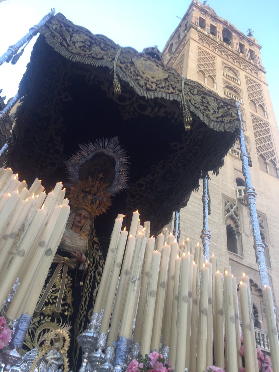 DoloresdelCerro's tweet photo. Realizada la Estación de Penitencia en la S.I. Catedral, la Cofradía inicia el regreso a su barrio #SSantaSevilla17 #cerro2017 https://t.co/MNUbqgwF3v